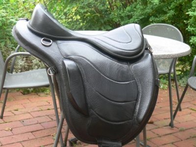 Die Gesamt-Länge incl.Einfassband beträgt. 56 cm. Mein Pferd hat eine Sattellage von knapp 50 cm. Das geht, weil der Sattel 1. auf der Schulter gesattelt werden kann (wie beim Westernsattel, s. Freeformseite) und weil die Polsterung nie so lang ist, wie die Gesamtlänge des Sattels